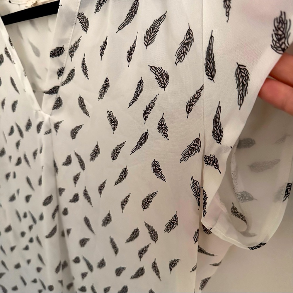 fun 2 fun- White Blouse with Feathers - Picture 3 of 6